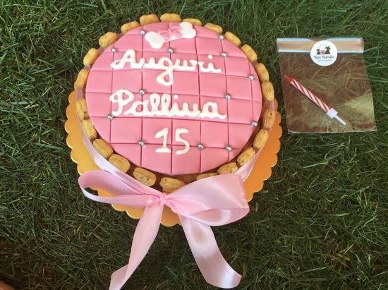 Negozio prodotti CANI E GATTI. TORTA Regalo Femmina  COMPLEANNO PERSONALIZZATA Tipo FARCITURA: cilindro CARNE UMIDA